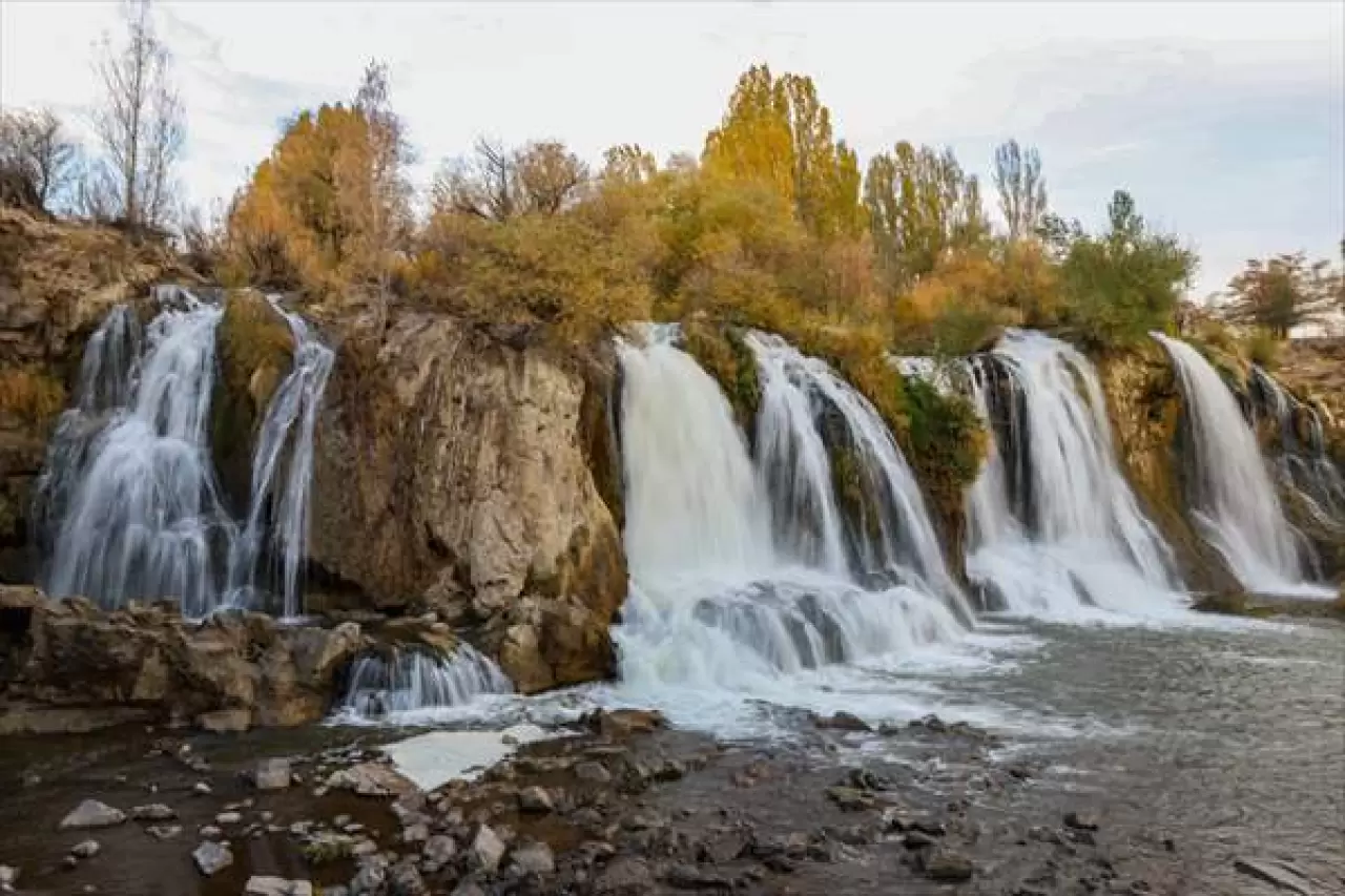 Muradiye Şelalesi: Sonbaharın renkleriyle kartpostallık manzaralar sunuyor 6
