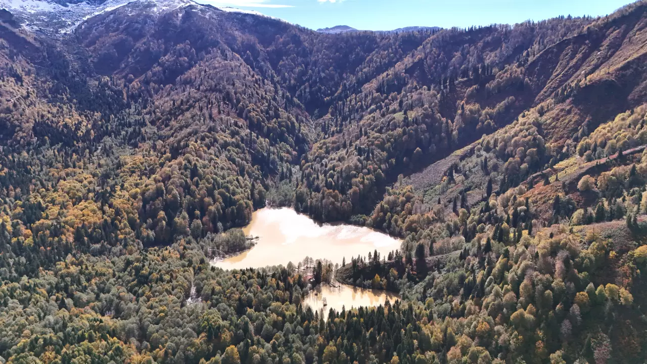 Sonbaharın büyüsü: Borçka Karagöl Tabiat Parkı'nda renk cümbüşü 5