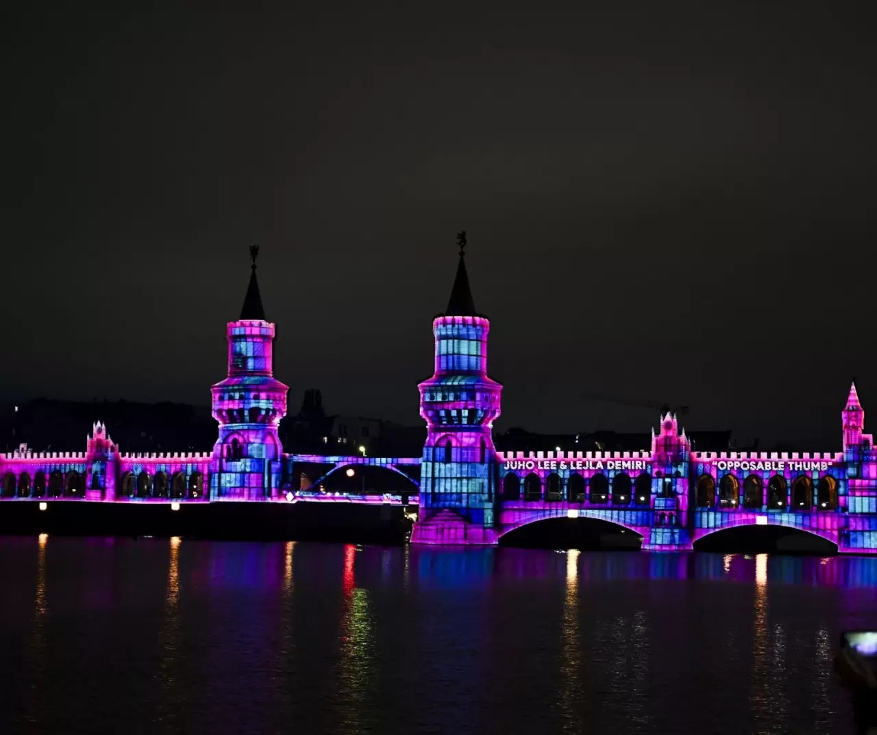 Berlin'deki Oberbaumbrücke Köprüsü ışıklandırıldı 1