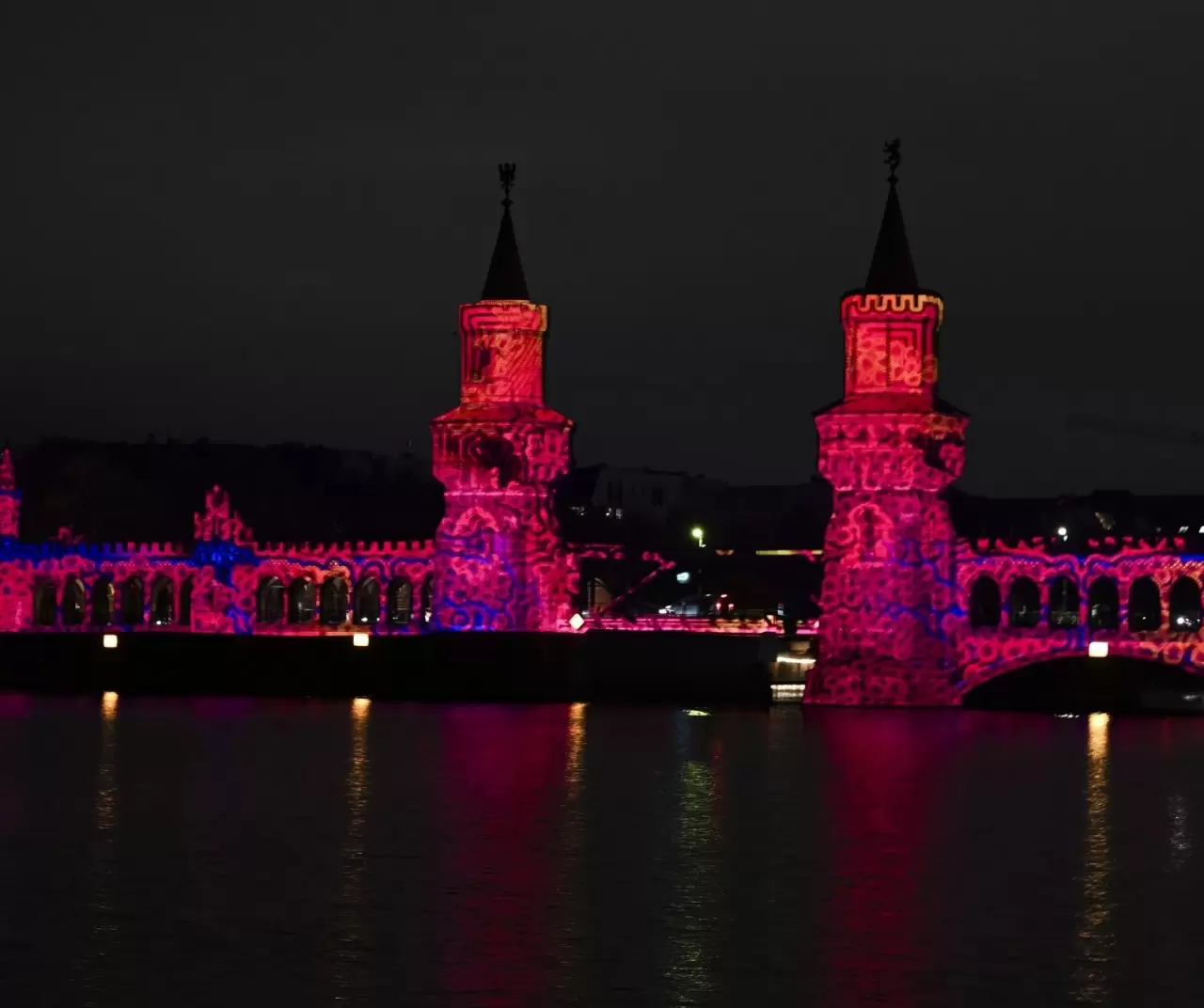 Berlin'deki Oberbaumbrücke Köprüsü ışıklandırıldı 4