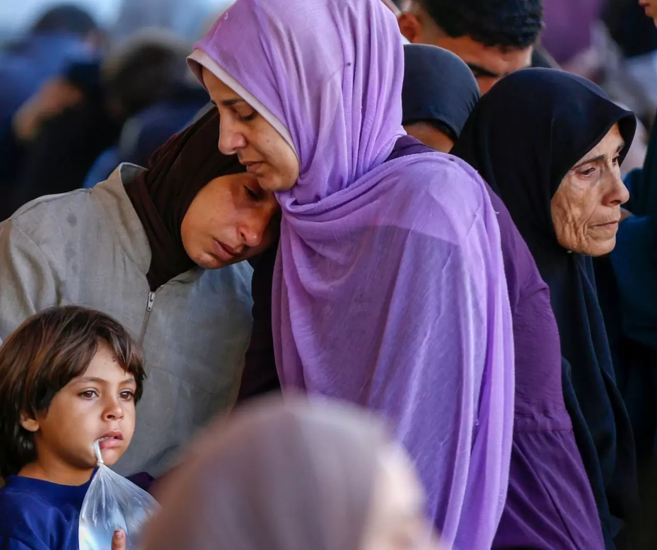 İsrail’in saldırısında yaşamını yitiren gazeteci Yahya Barzak için cenaze töreni düzenlendi 3