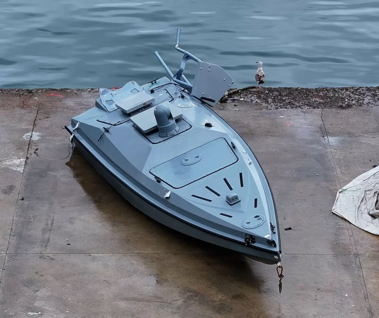 Trabzon Çarşıbaşı’nda balıkçıların ağına takılan insansız deniz aracı panik yarattı 12