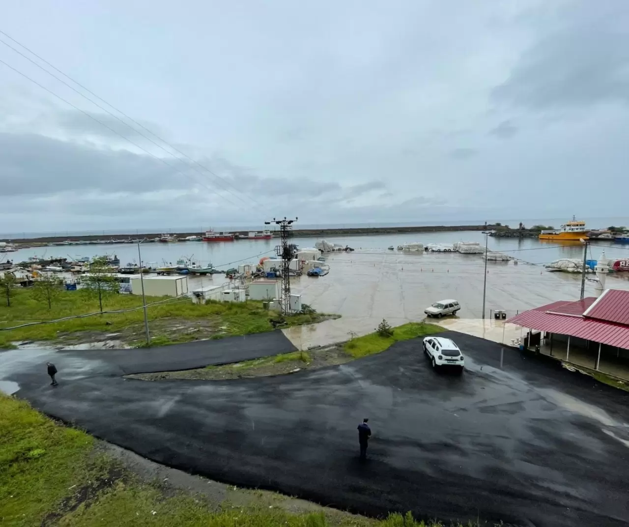 Trabzon Çarşıbaşı’nda balıkçıların ağına takılan insansız deniz aracı panik yarattı 5