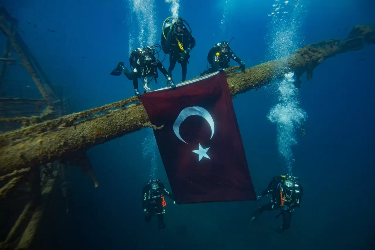 29 Ekim’e özel dalış: Deniz altında Türk bayrağı açtılar 6
