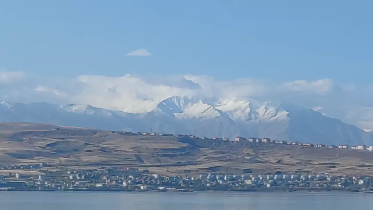 Van'da yüksek kesimlere düşen kar, dağları beyaz örtüyle kapladı 3
