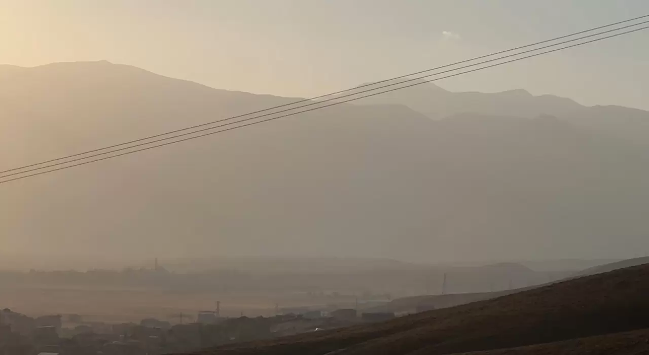 Hakkari'de toz bulutu etkili oldu 5