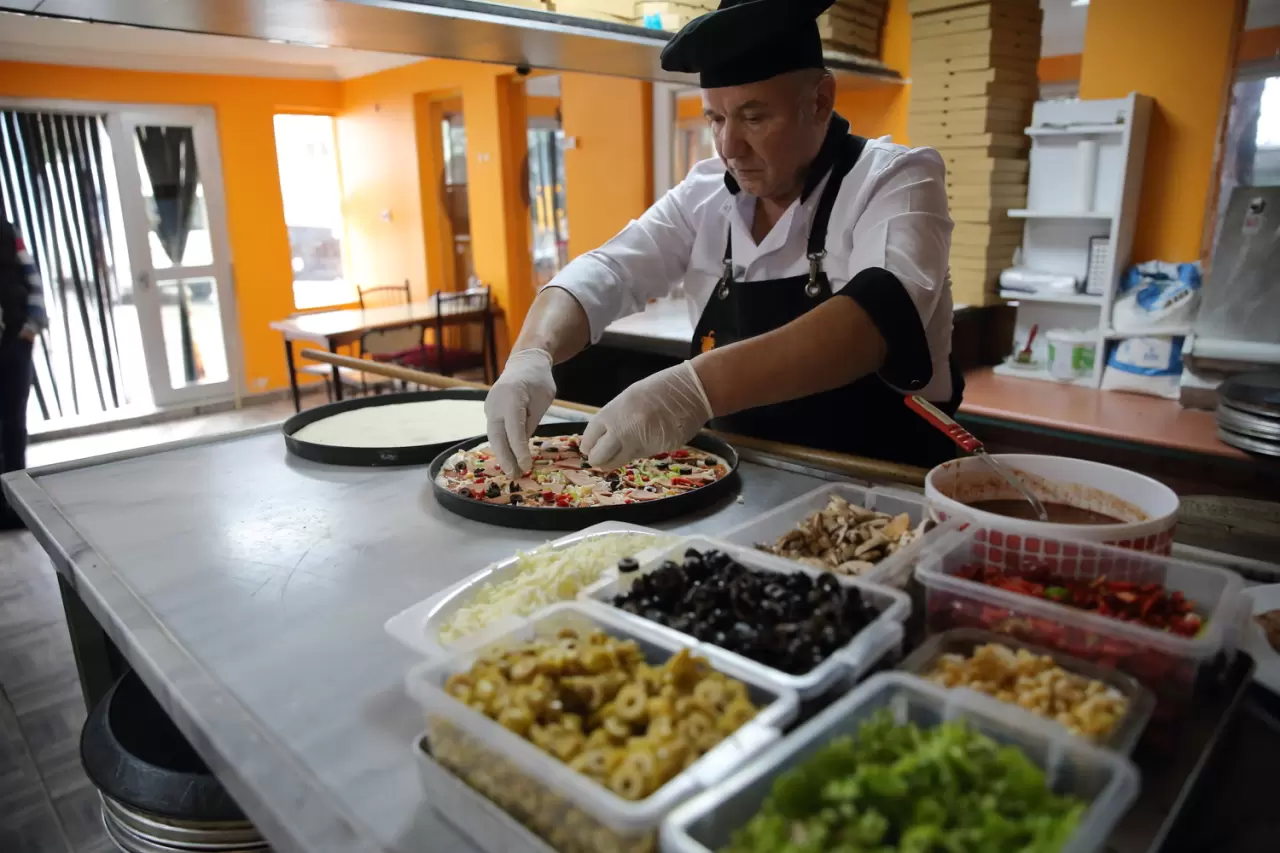 Köyüne pizzacı açtı şimdi talebe yetişmeye çalışıyor 3