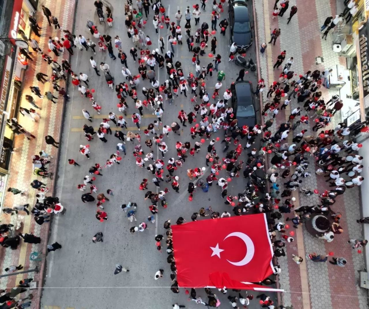 Hatay'da anaokulu öğrencileri Cumhuriyet'in ilanını duyuran gazete dağıttı 4