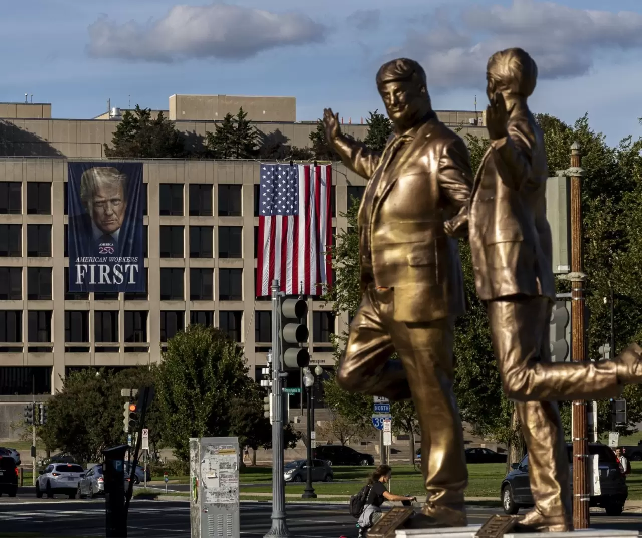 Washington'da Trump - Epstein heykeli yeniden ortaya çıktı 7