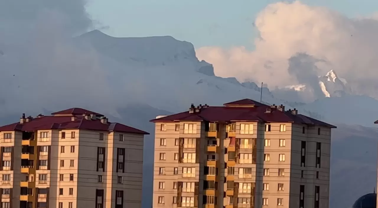 Yüksekova'da havalar soğudu: Cilo Dağı yeniden beyaz gelinliğini giydi 4