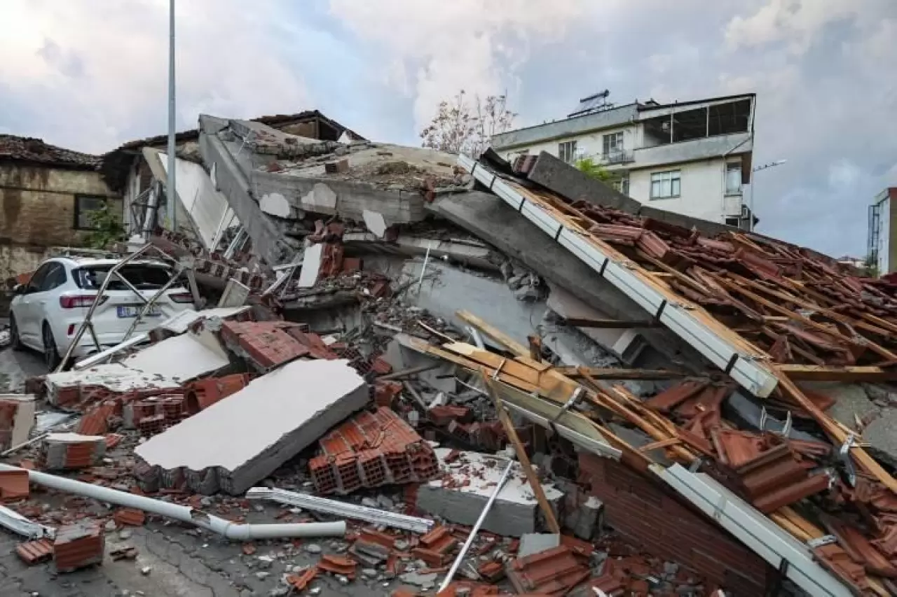 Balıkesir Sındırgı'daki depremin boyutu gün ağarınca ortaya çıktı 12