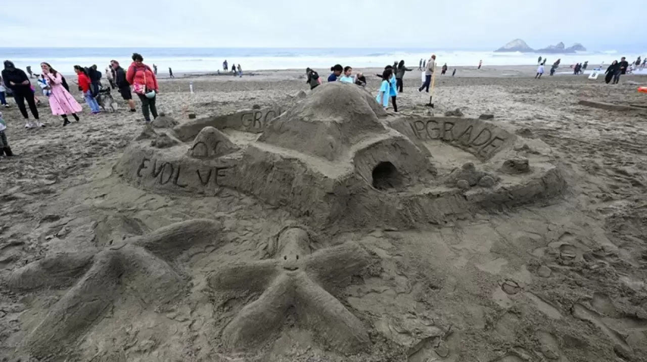 Binlerce kişi kumdan kale için buluştu 3