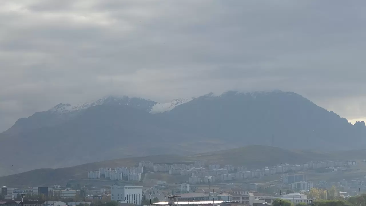 Van'da yüksek kesimlere düşen kar, dağları beyaz örtüyle kapladı 5