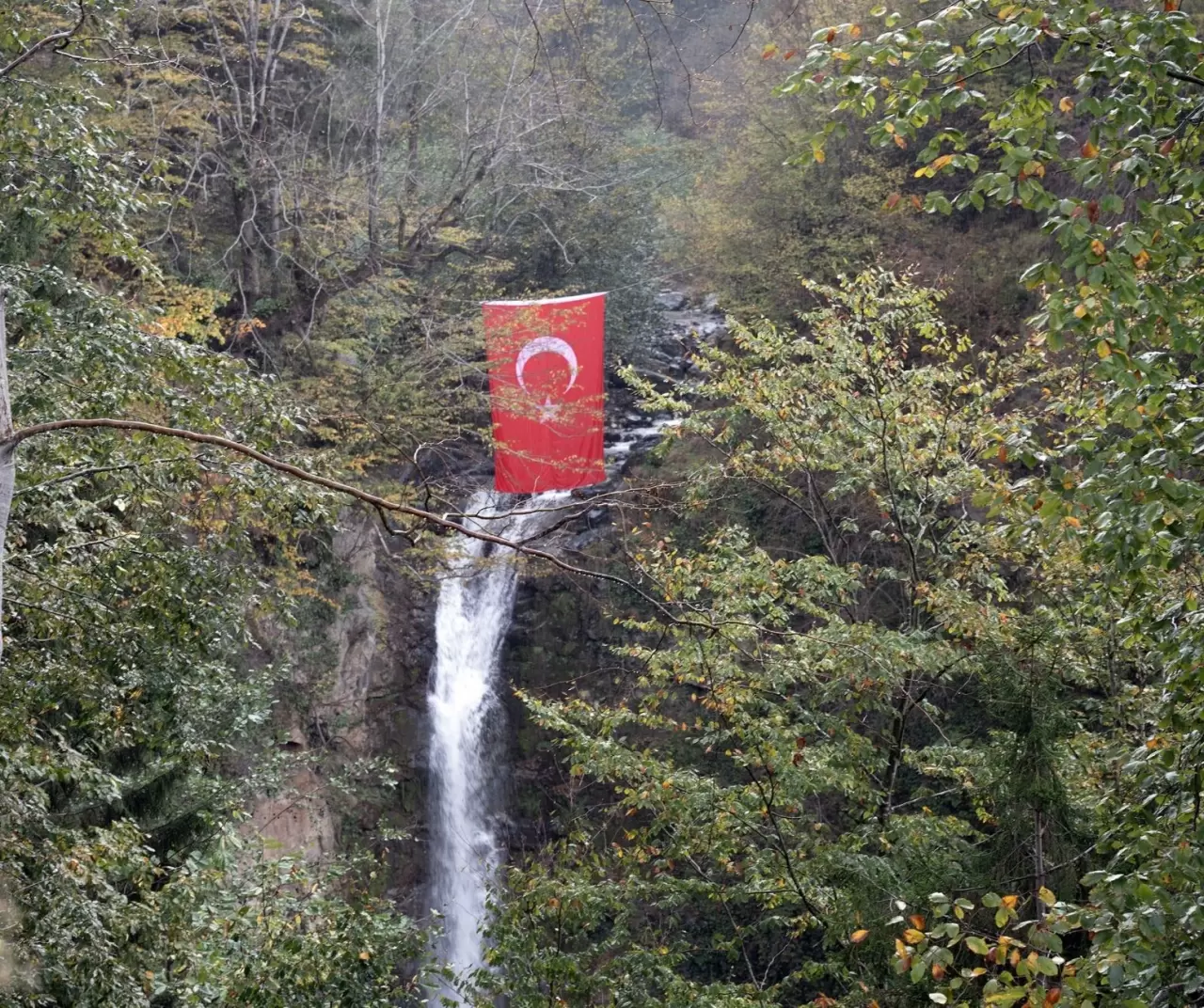 Cumhuriyet ruhu dağlarda: Giresunlu dağcılardan şelalede bayraklı kutlama! 1