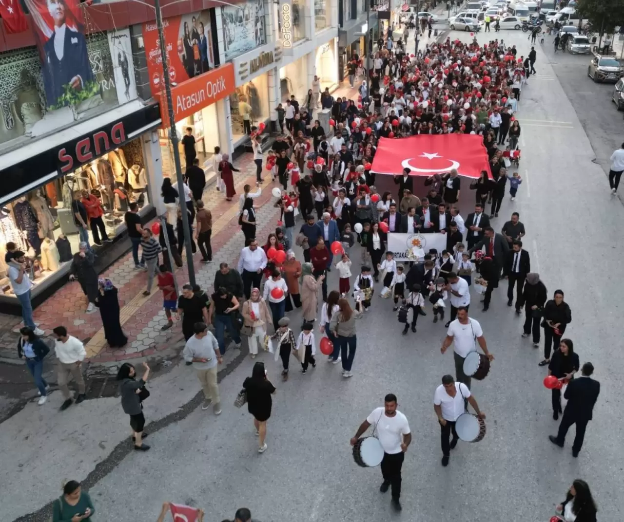 Hatay'da anaokulu öğrencileri Cumhuriyet'in ilanını duyuran gazete dağıttı 5