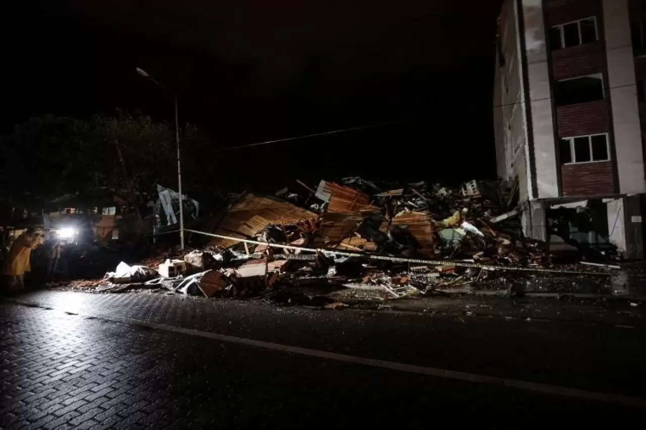 Balıkesir Sındırgı'daki depremin boyutu gün ağarınca ortaya çıktı 15