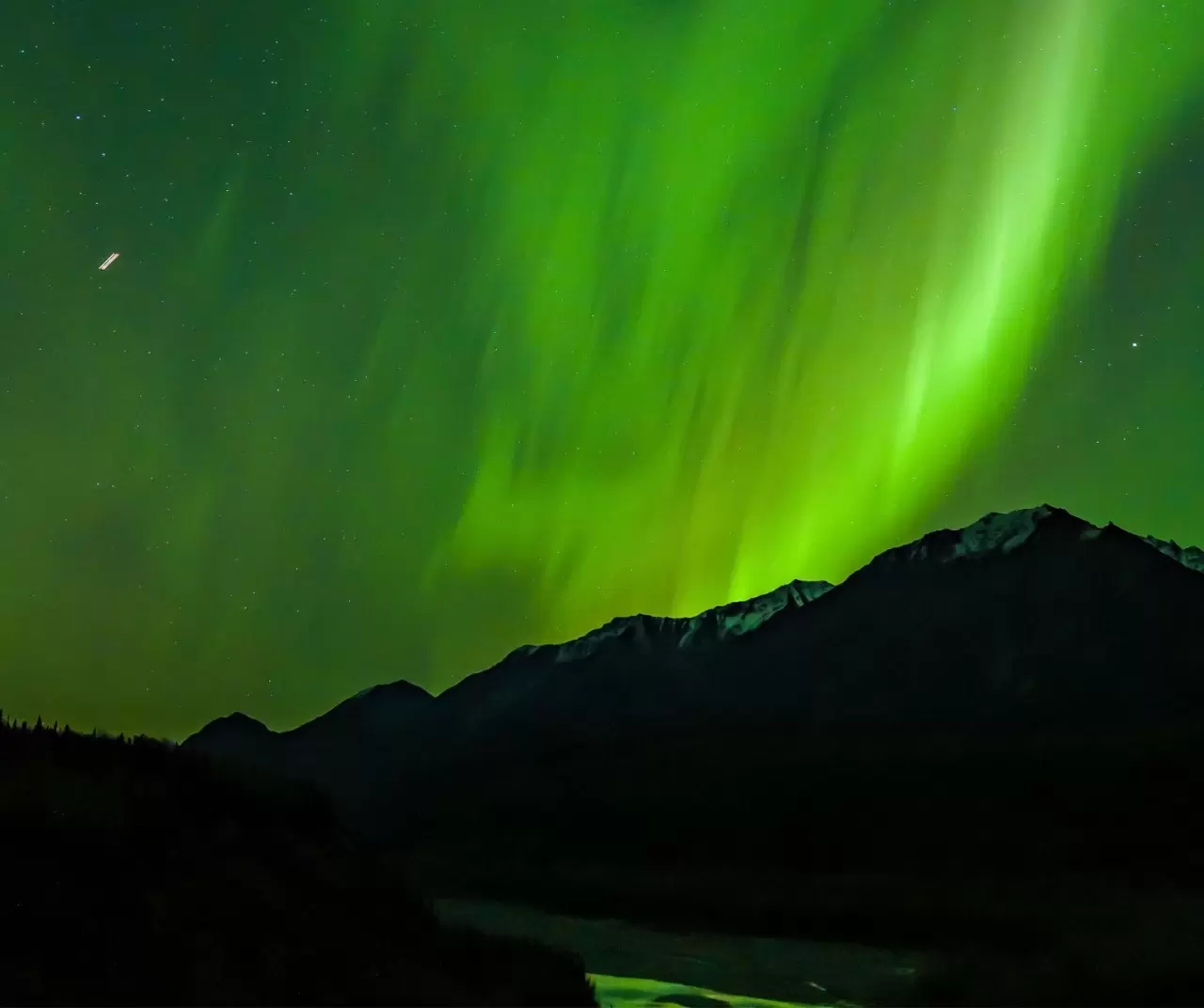 Alaska’da büyüleyici Kuzey Işıkları gecesi 2