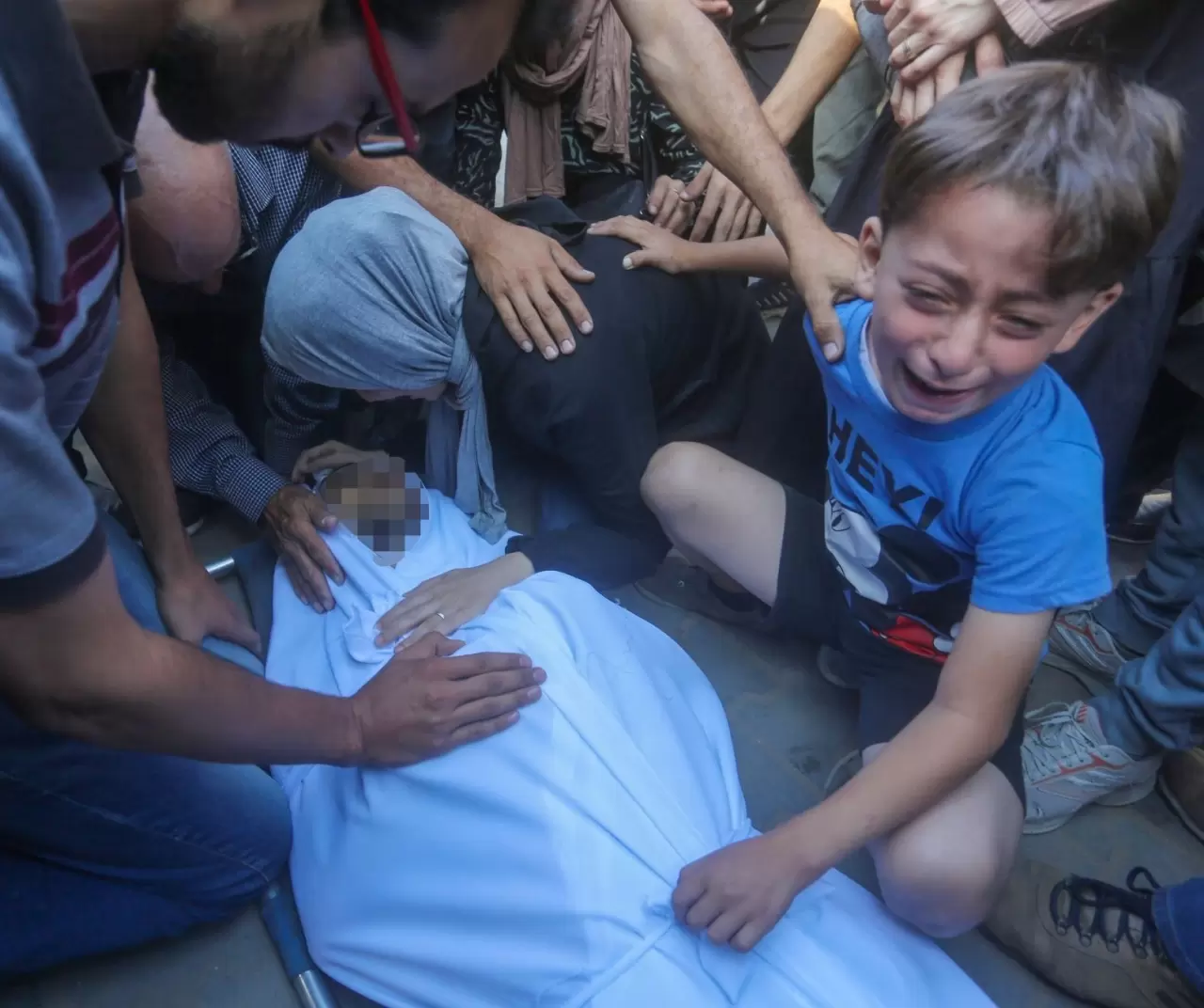 İsrail’in saldırısında yaşamını yitiren gazeteci Yahya Barzak için cenaze töreni düzenlendi 9