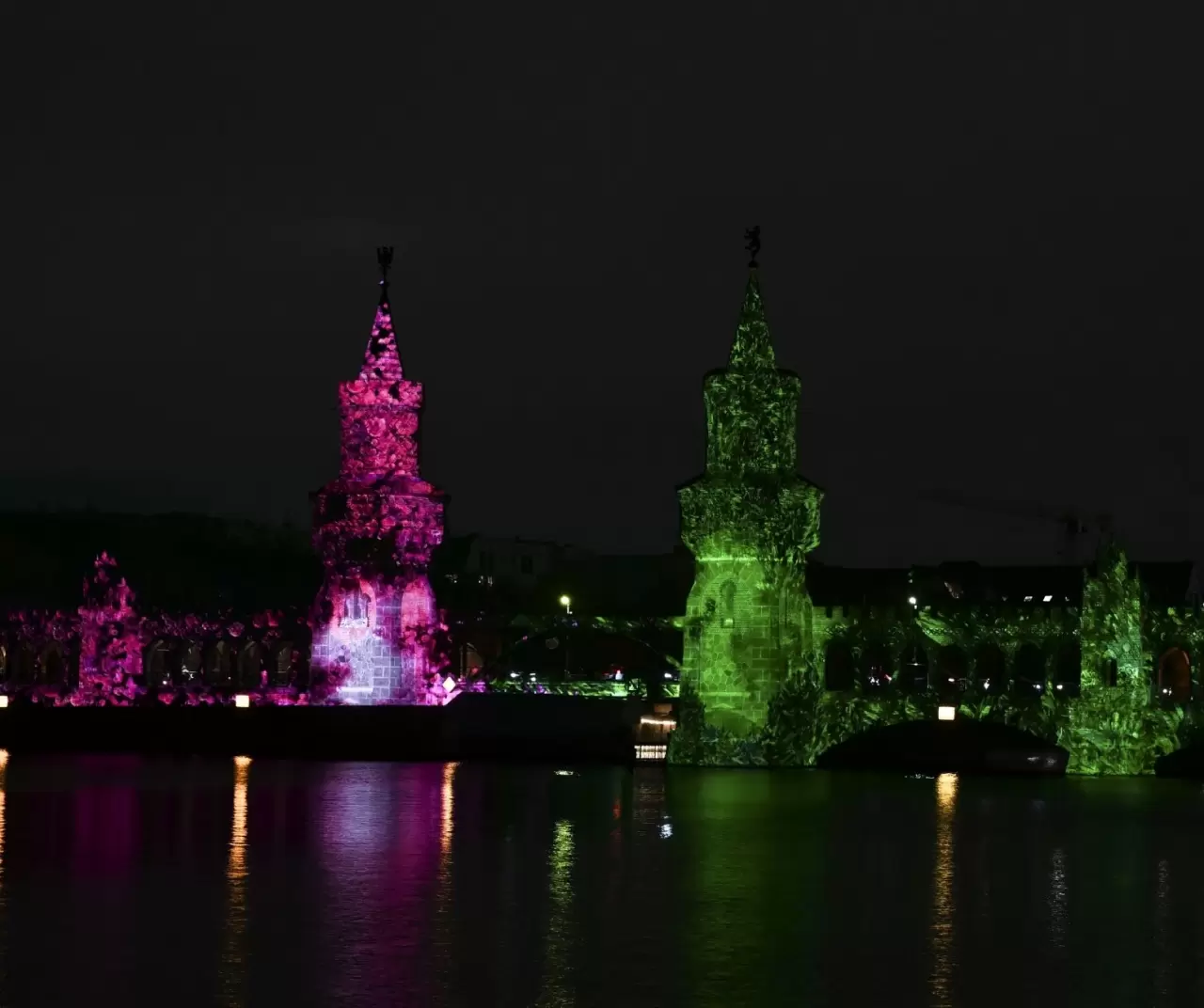 Berlin'deki Oberbaumbrücke Köprüsü ışıklandırıldı 2