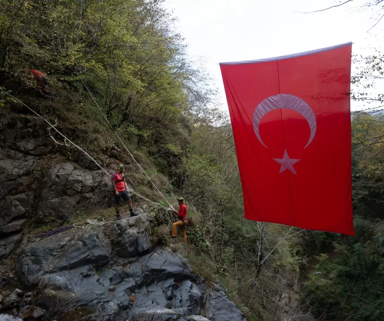 Cumhuriyet ruhu dağlarda: Giresunlu dağcılardan şelalede bayraklı kutlama! 8