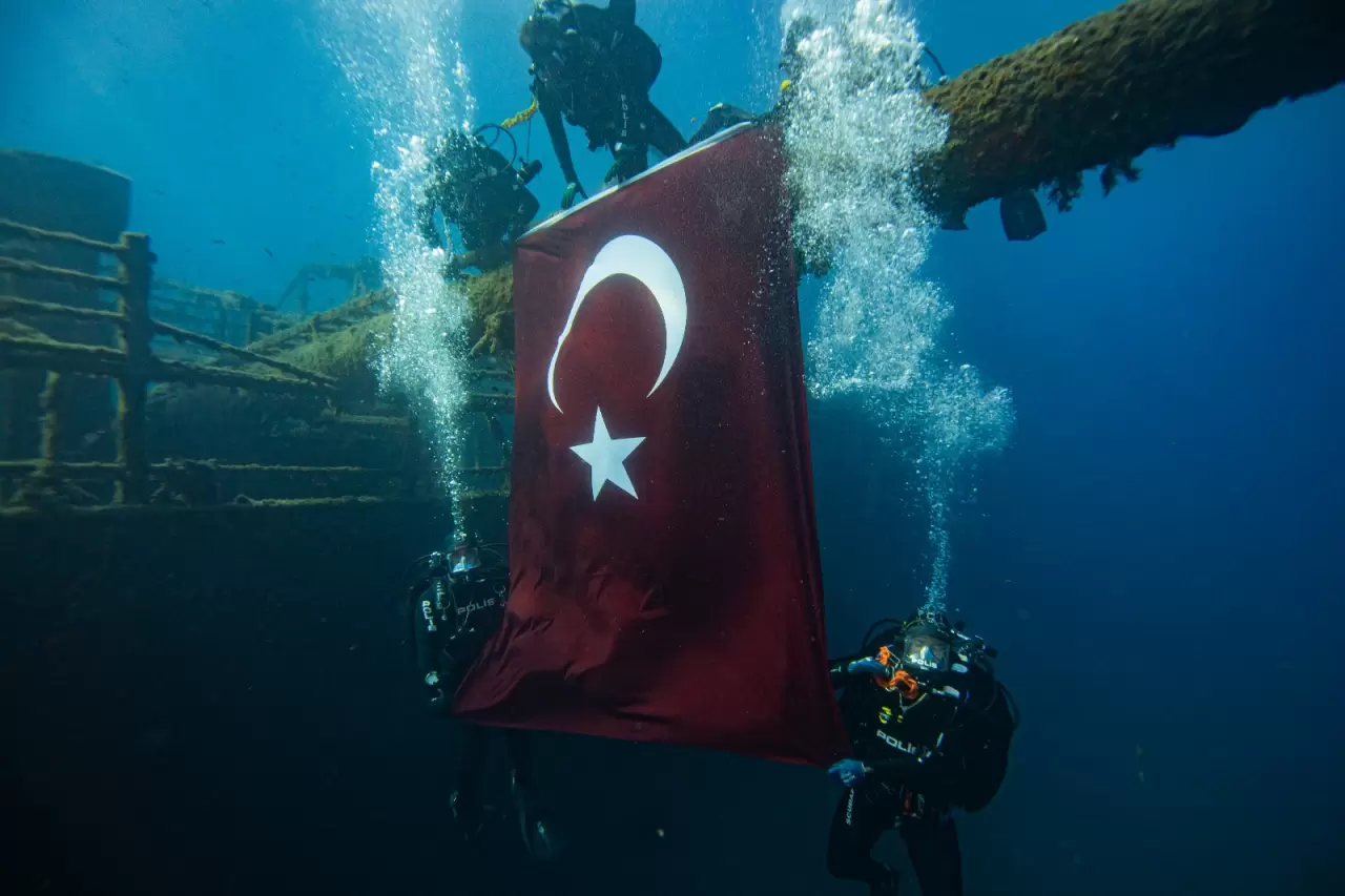 29 Ekim’e özel dalış: Deniz altında Türk bayrağı açtılar 5