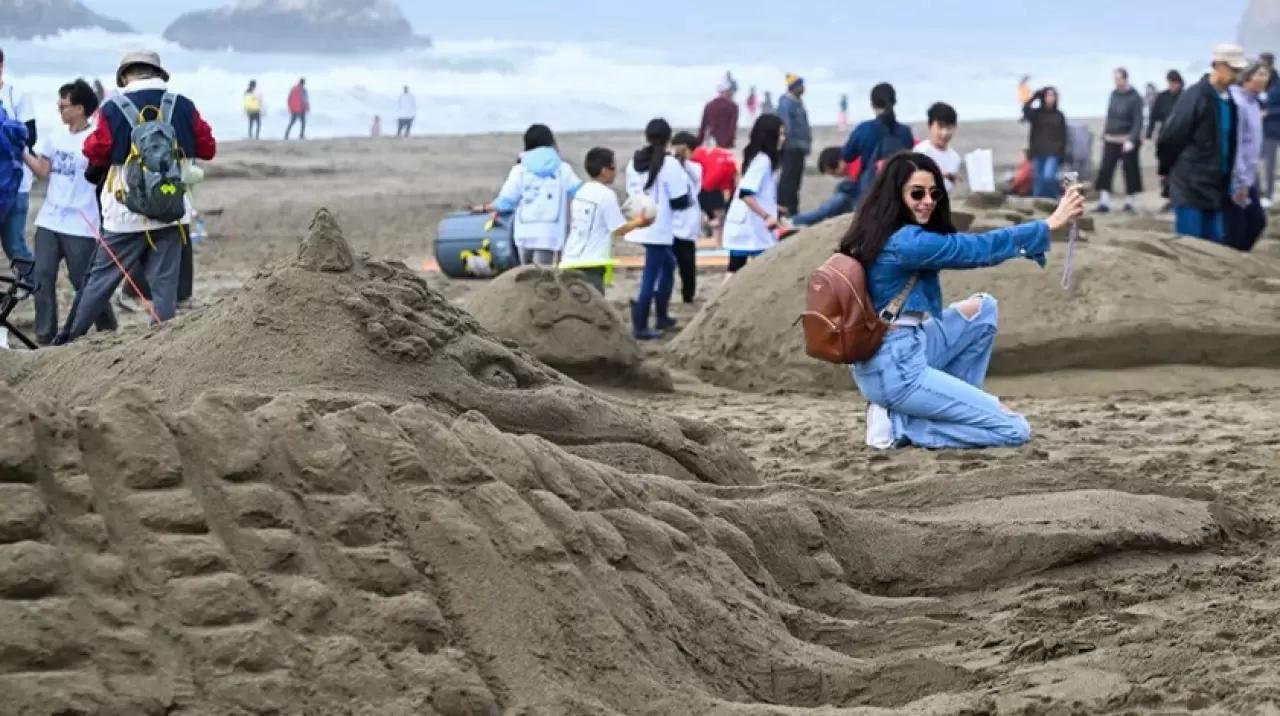 Binlerce kişi kumdan kale için buluştu 1