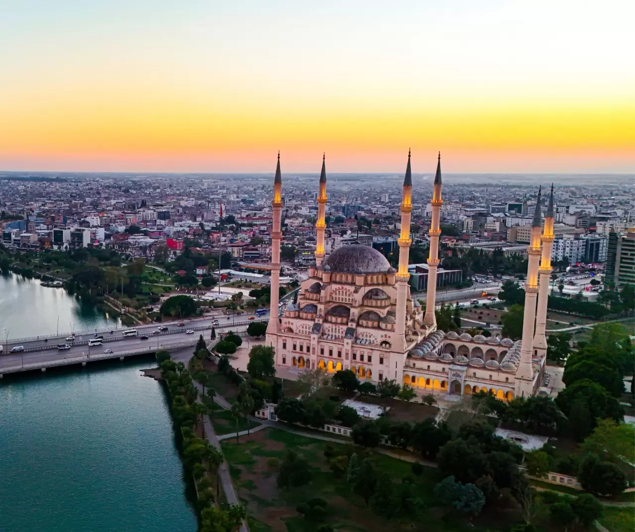 Adana’da Sabancı Merkez Camisi gün batımında büyüledi 3