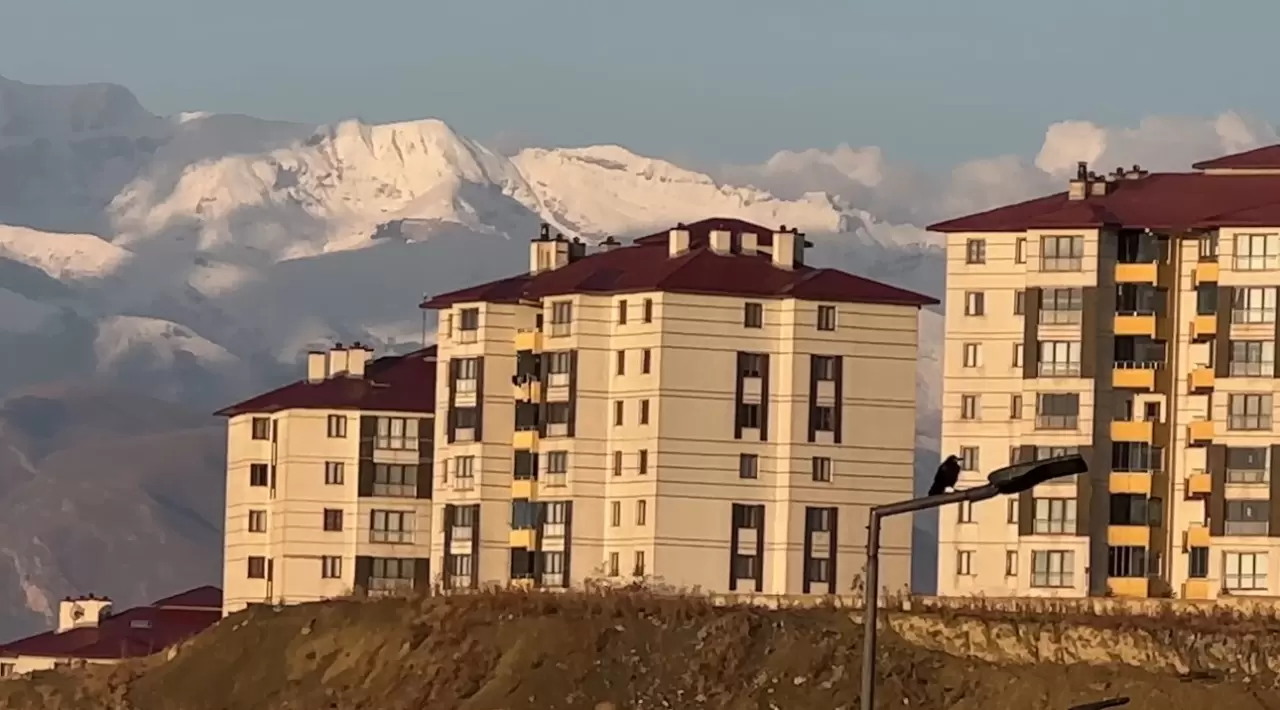 Yüksekova'da havalar soğudu: Cilo Dağı yeniden beyaz gelinliğini giydi 3