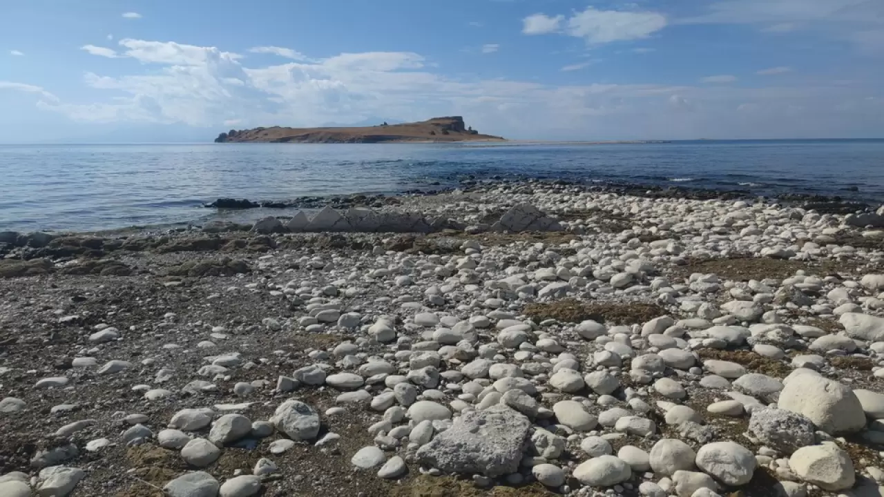 Van Gölü'nde su seviyesi düştü, antik yol ortaya çıktı 4