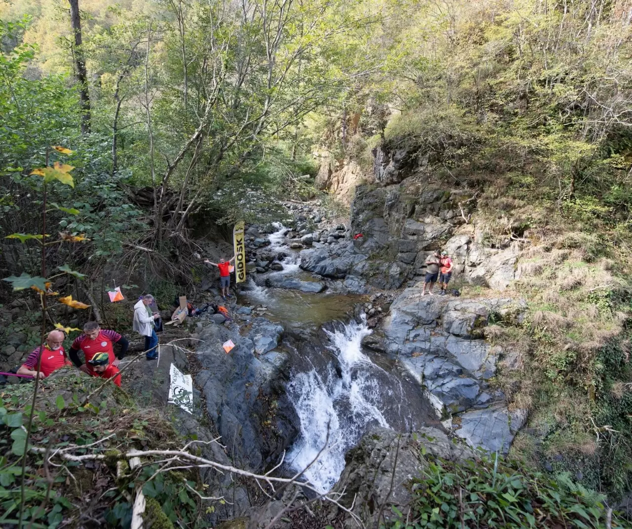 Cumhuriyet ruhu dağlarda: Giresunlu dağcılardan şelalede bayraklı kutlama! 5