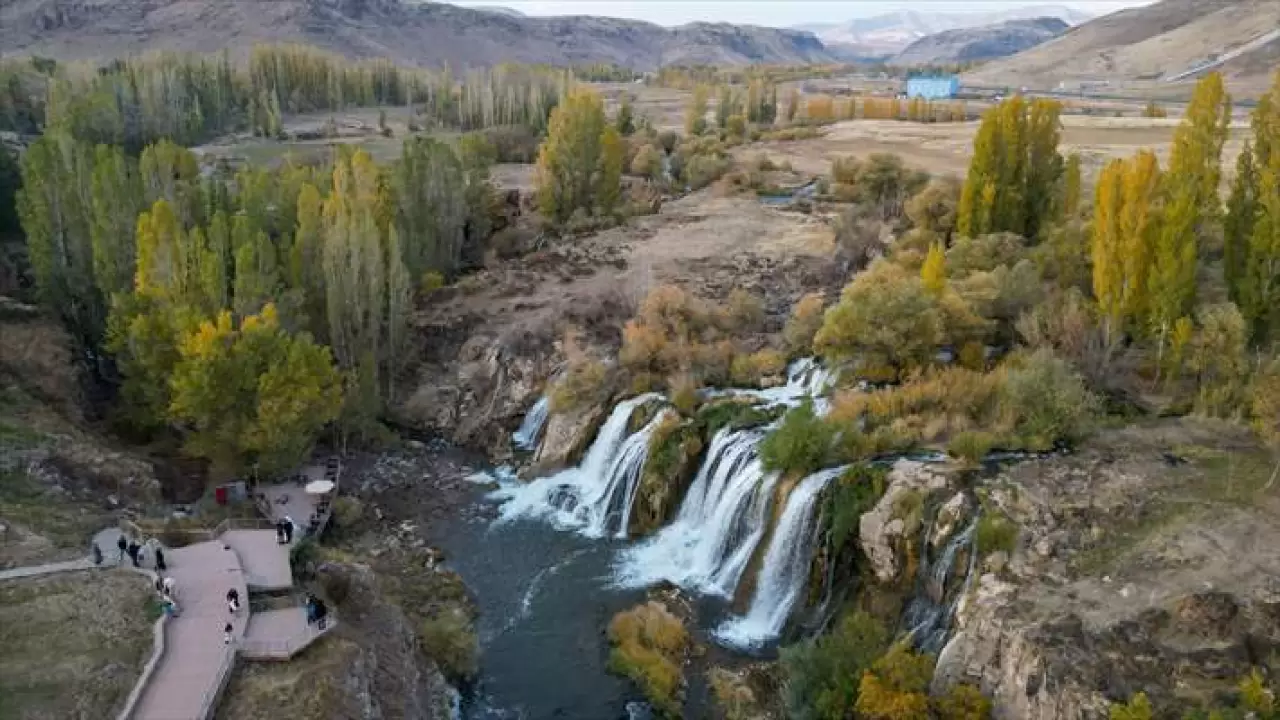 Muradiye Şelalesi: Sonbaharın renkleriyle kartpostallık manzaralar sunuyor 3
