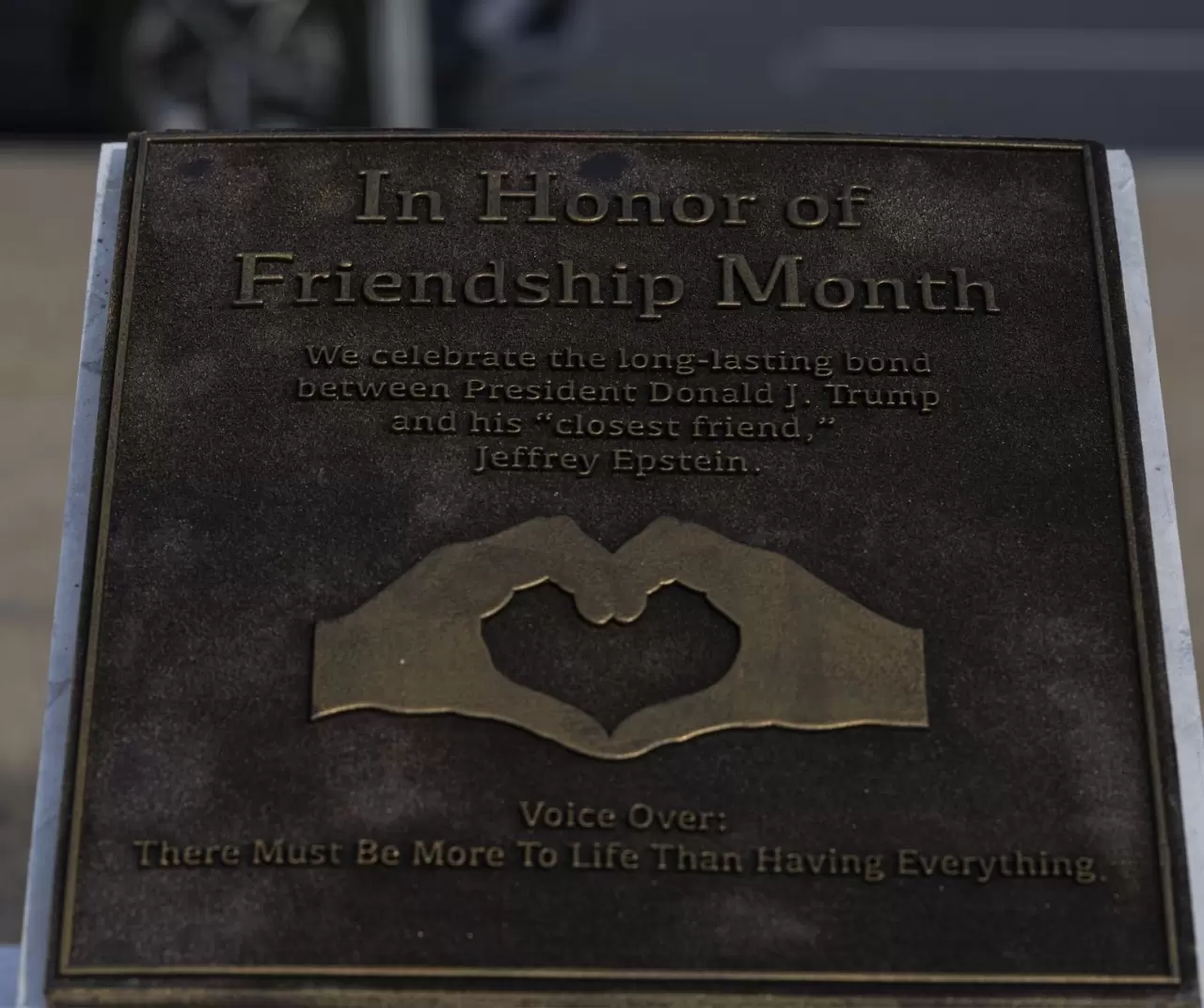 Washington'da Trump - Epstein heykeli yeniden ortaya çıktı 3