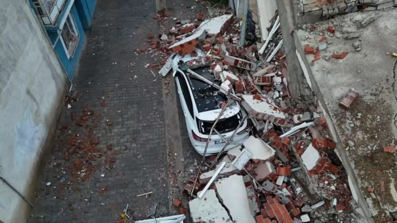 Balıkesir Sındırgı'daki depremin boyutu gün ağarınca ortaya çıktı 9