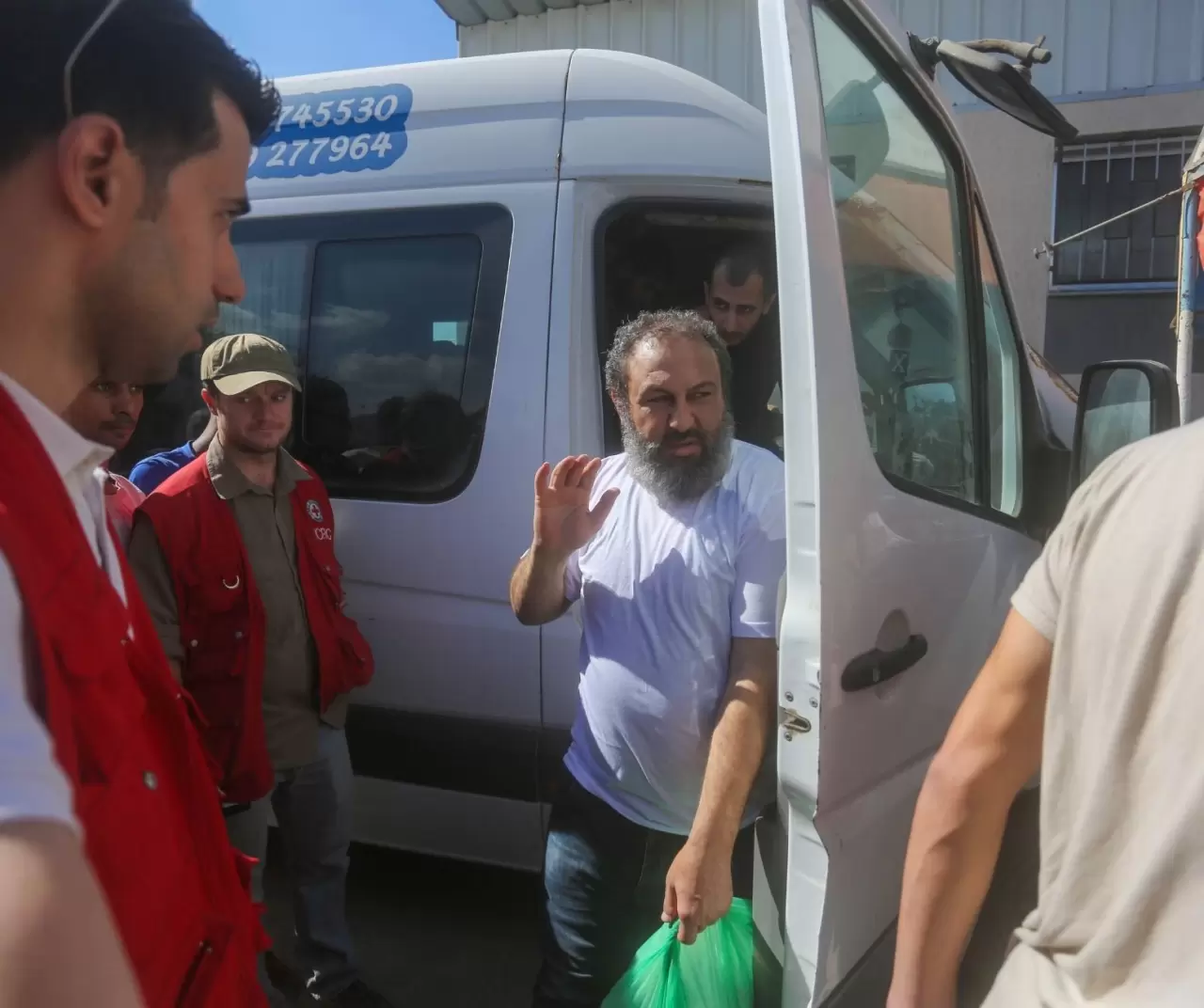 İsrail, Gazze’den alıkoyduğu 13 Filistinli esiri aylar sonra serbest bıraktı 2