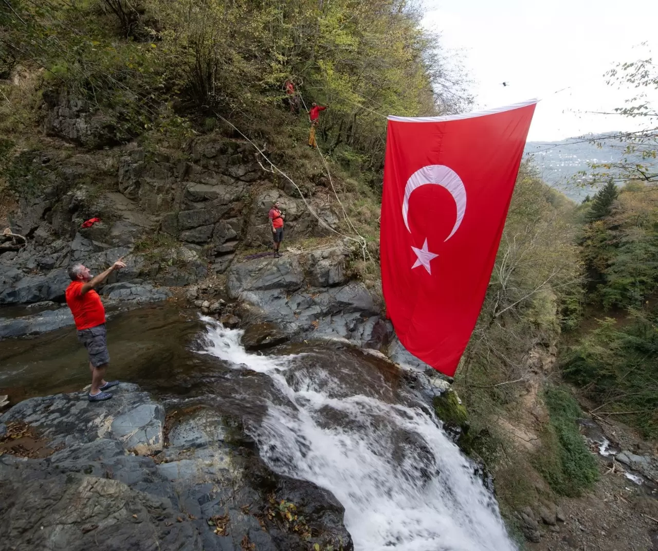 Cumhuriyet ruhu dağlarda: Giresunlu dağcılardan şelalede bayraklı kutlama! 7