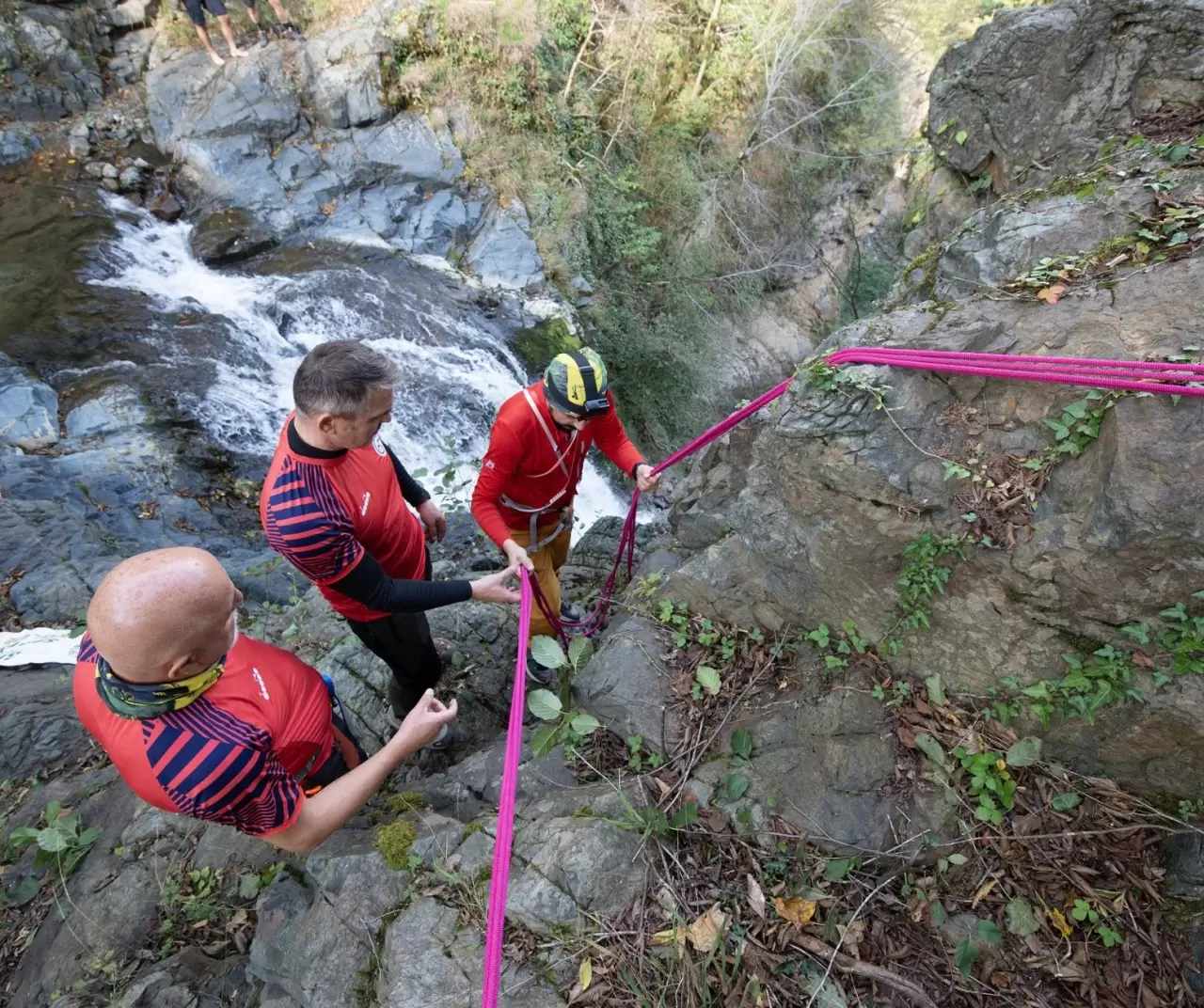 Cumhuriyet ruhu dağlarda: Giresunlu dağcılardan şelalede bayraklı kutlama! 2