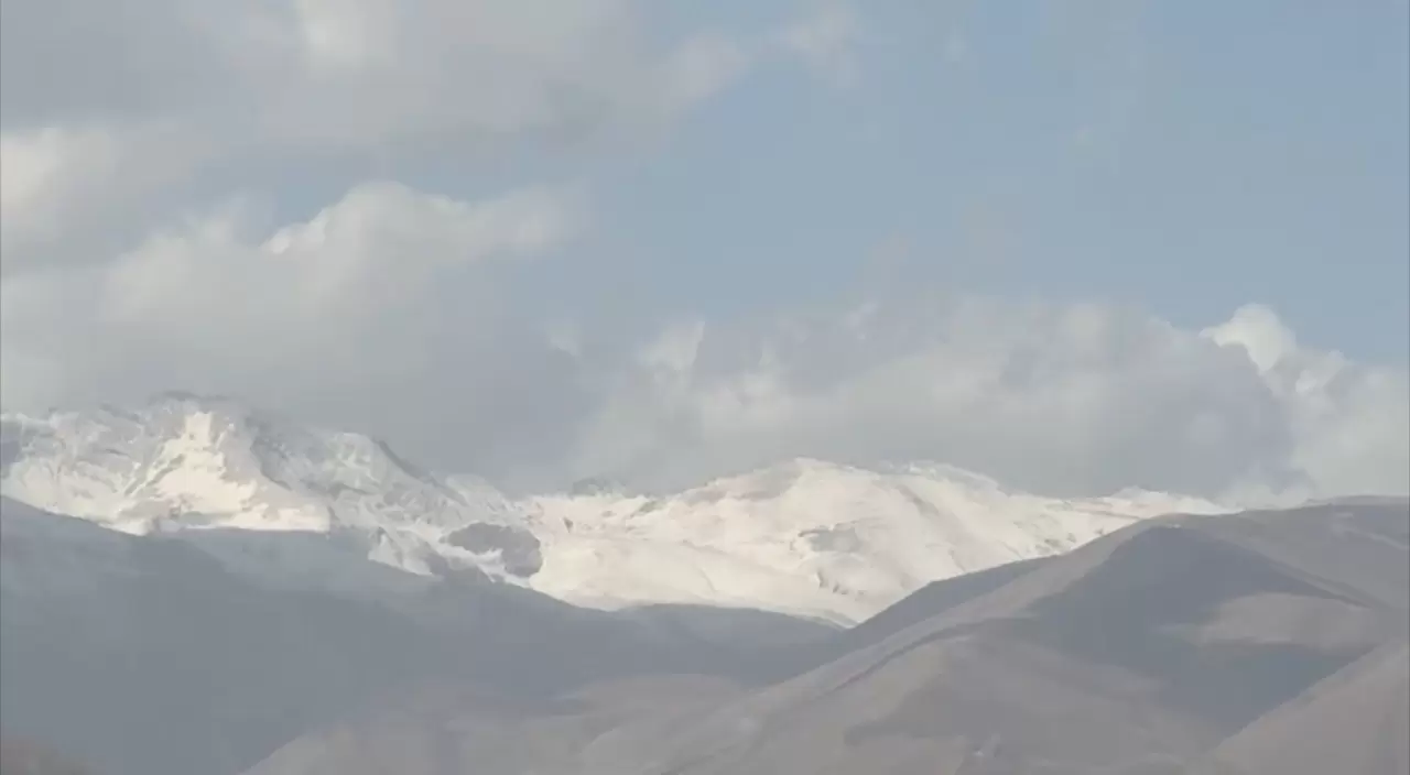 Yüksekova'ya mevsimin ilk karı düştü 1