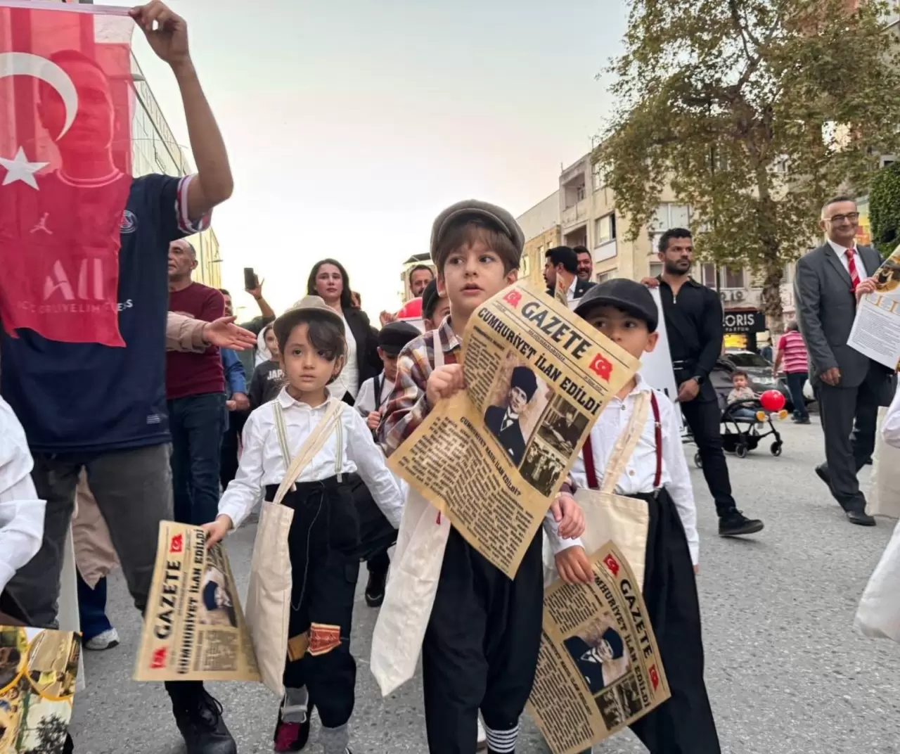 Hatay'da anaokulu öğrencileri Cumhuriyet'in ilanını duyuran gazete dağıttı 3
