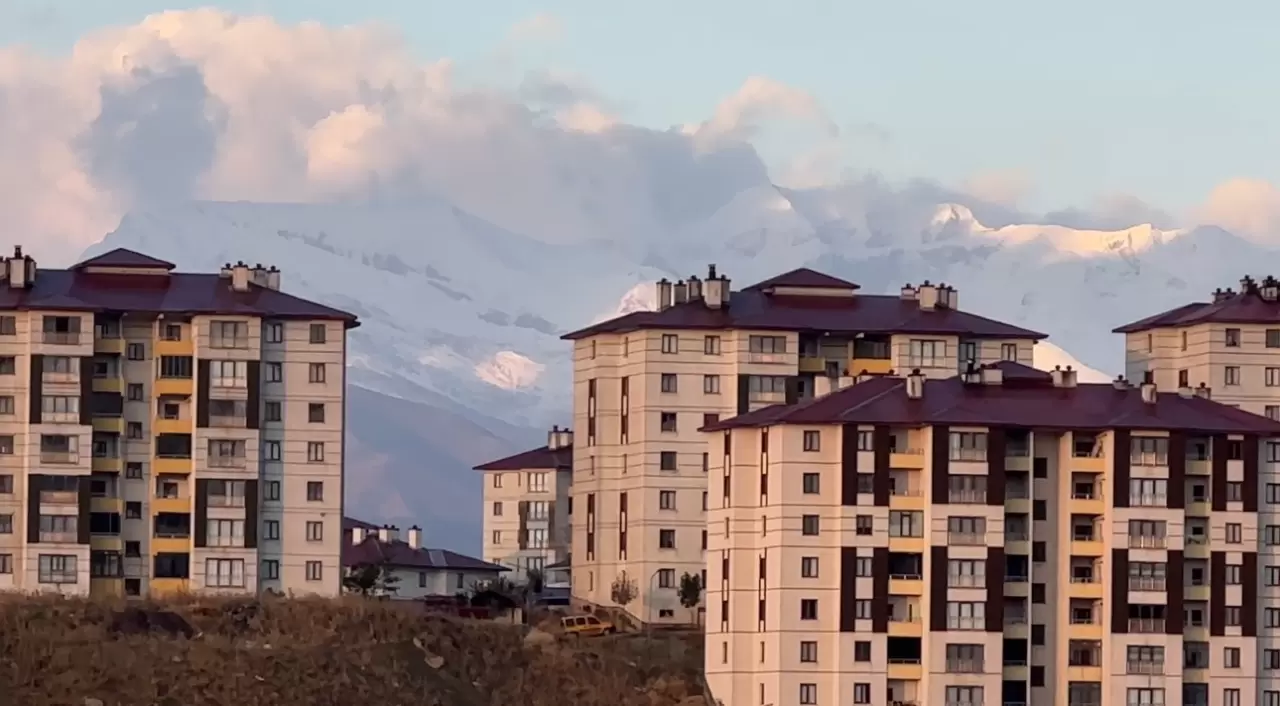 Yüksekova'da havalar soğudu: Cilo Dağı yeniden beyaz gelinliğini giydi 1