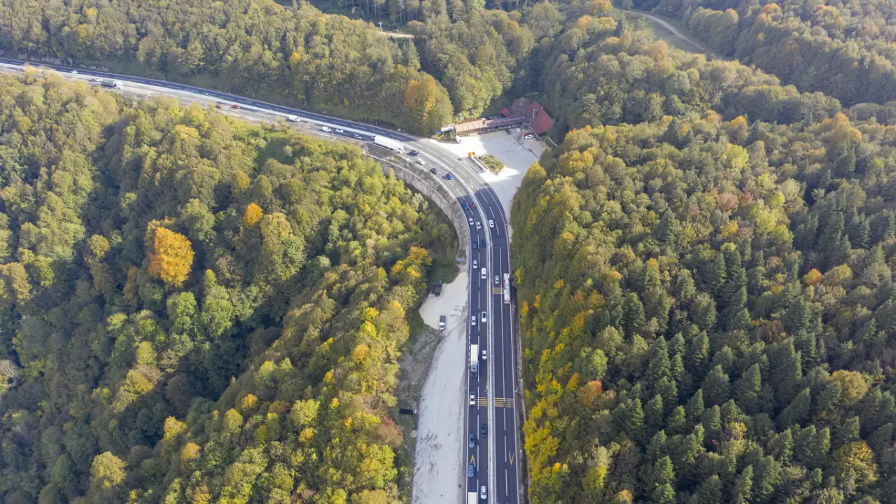 Bolu'da sürücüler sonbahar renkleri arasında yolculuk yapıyor 4