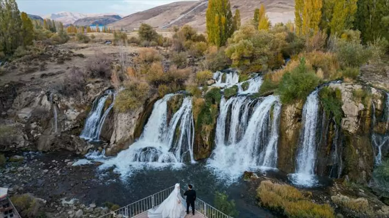 Muradiye Şelalesi: Sonbaharın renkleriyle kartpostallık manzaralar sunuyor 2