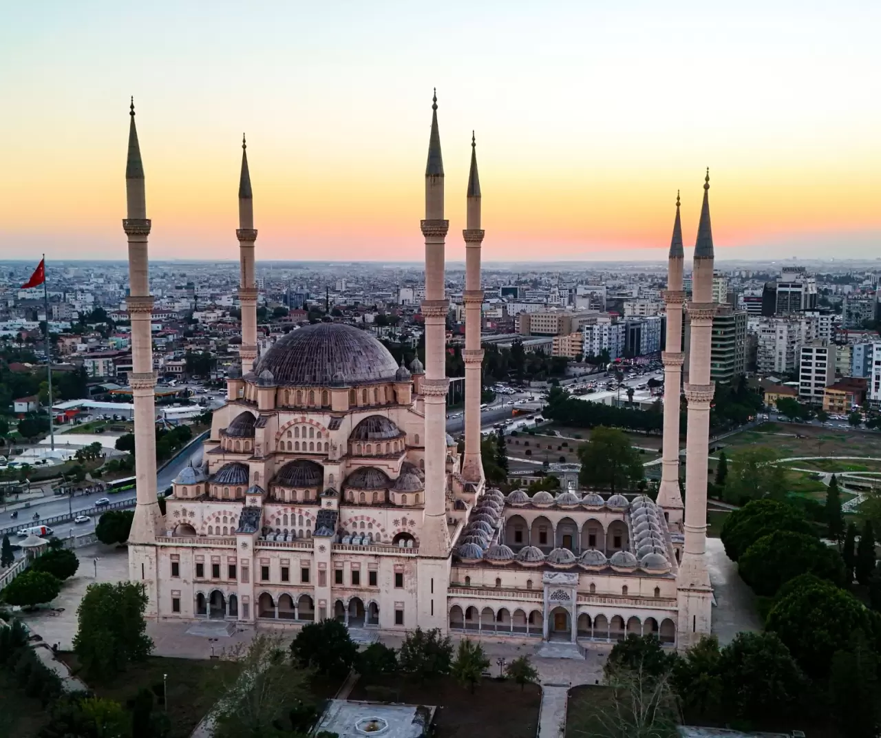 Adana’da Sabancı Merkez Camisi gün batımında büyüledi 6