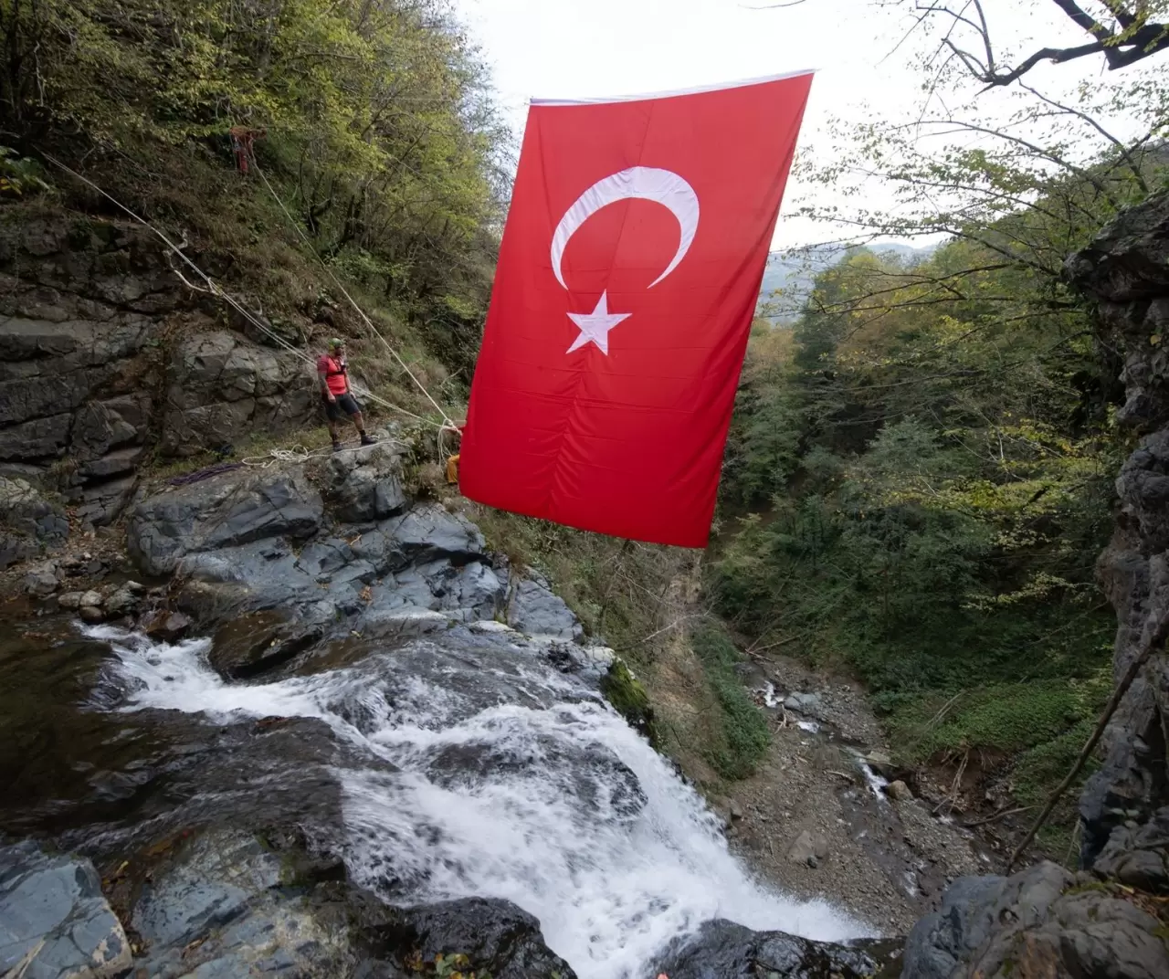 Cumhuriyet ruhu dağlarda: Giresunlu dağcılardan şelalede bayraklı kutlama! 6