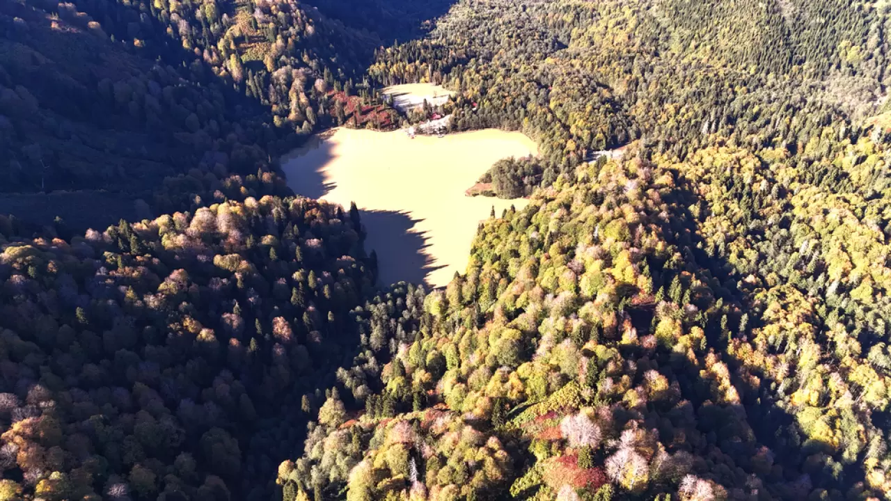 Sonbaharın büyüsü: Borçka Karagöl Tabiat Parkı'nda renk cümbüşü 2