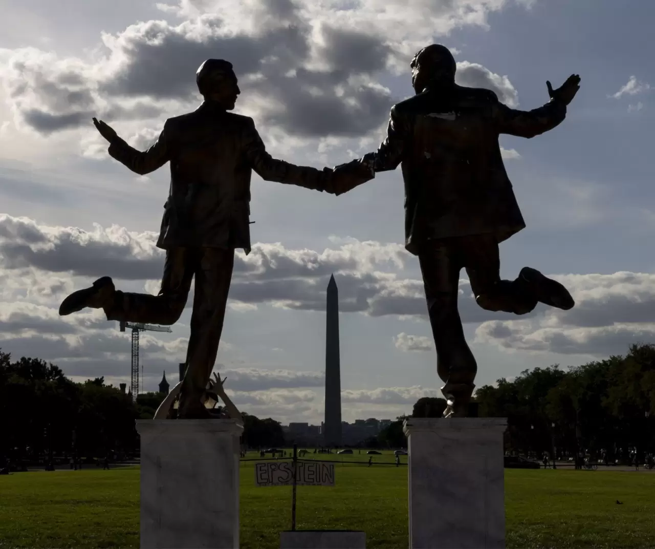 Washington'da Trump - Epstein heykeli yeniden ortaya çıktı 4