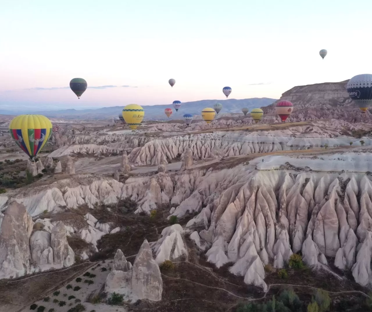 Kapadokya’da sıcak hava balonları Peribacaları üzerinde uçtu 3