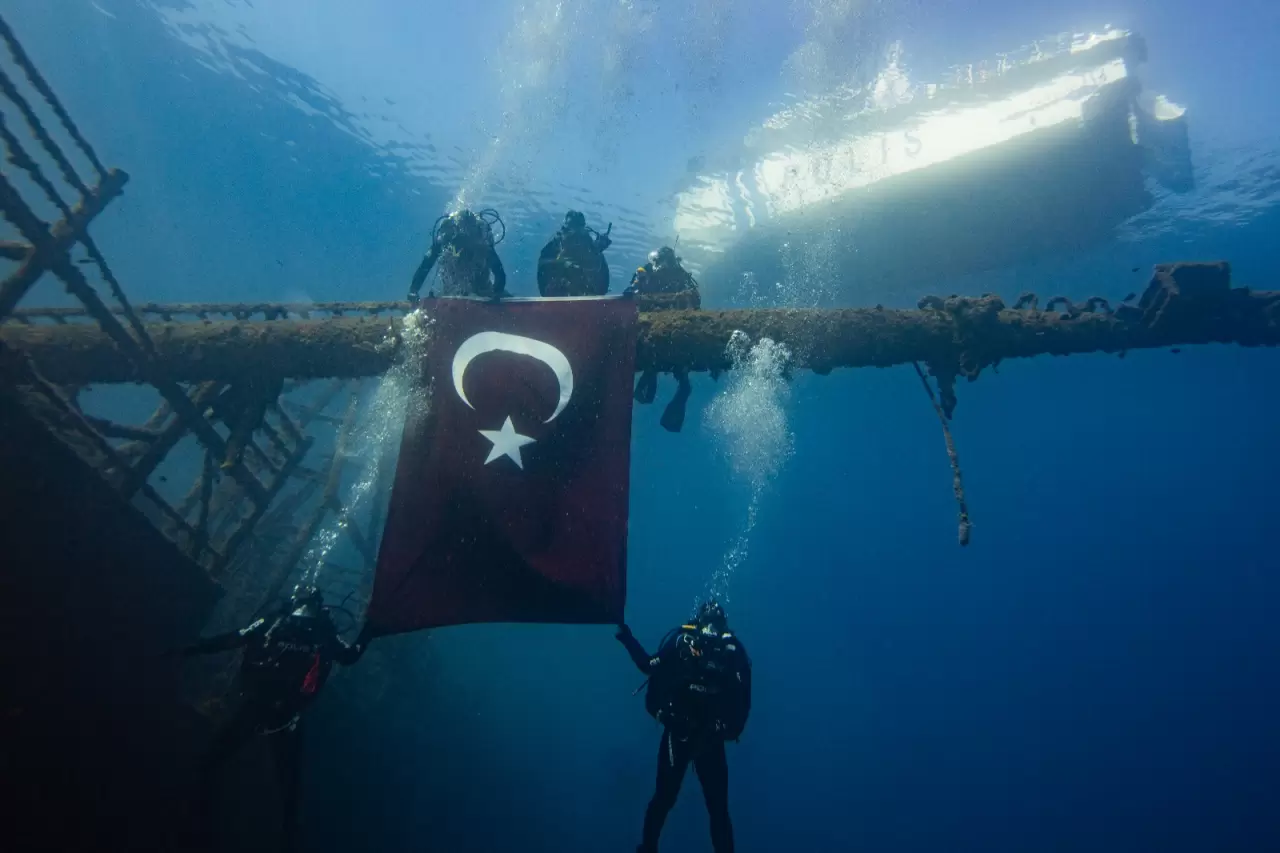 29 Ekim’e özel dalış: Deniz altında Türk bayrağı açtılar 3