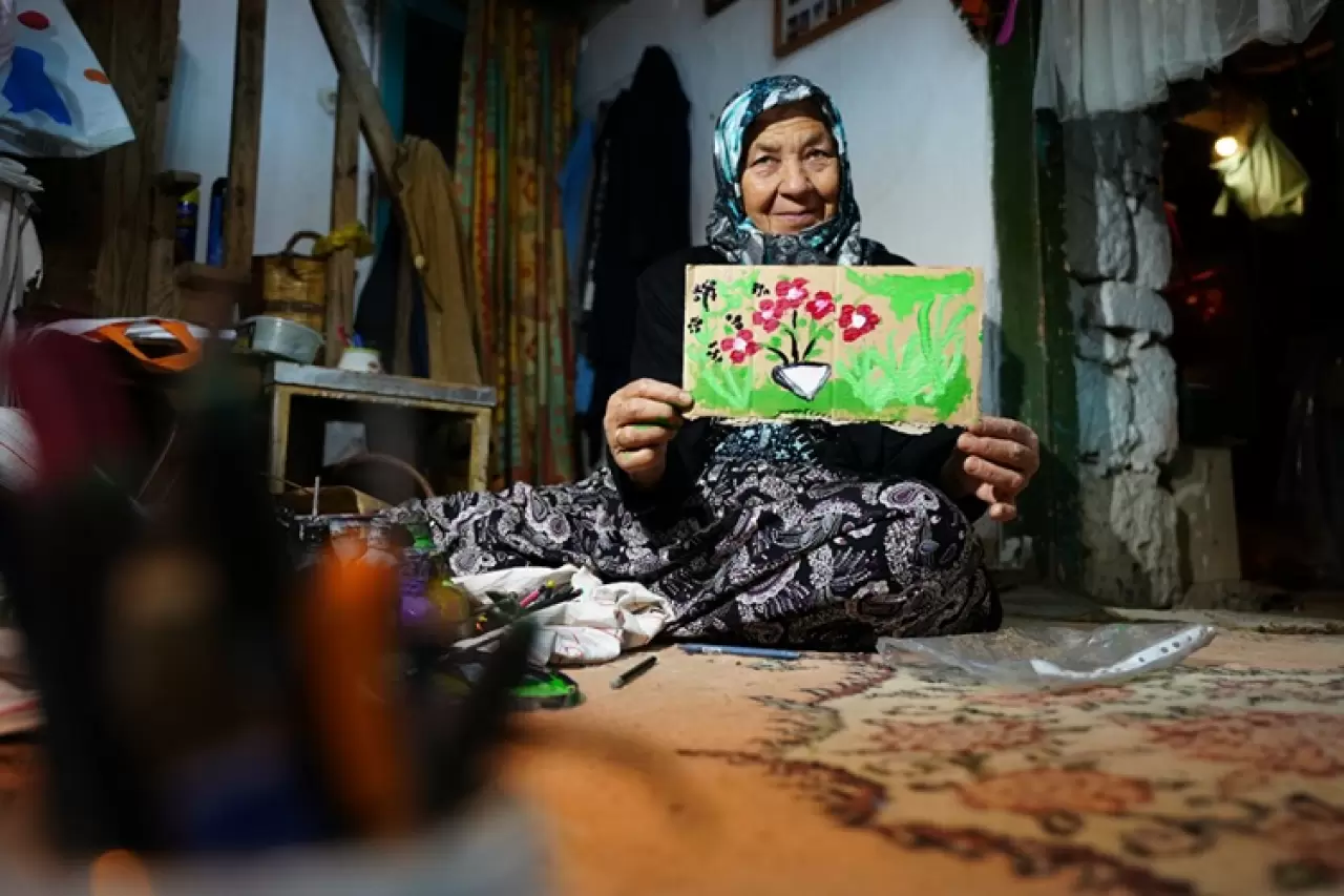 73 yaşında evini galeriye çevirdi: Üzüldüğümde resim yapıyorum 2