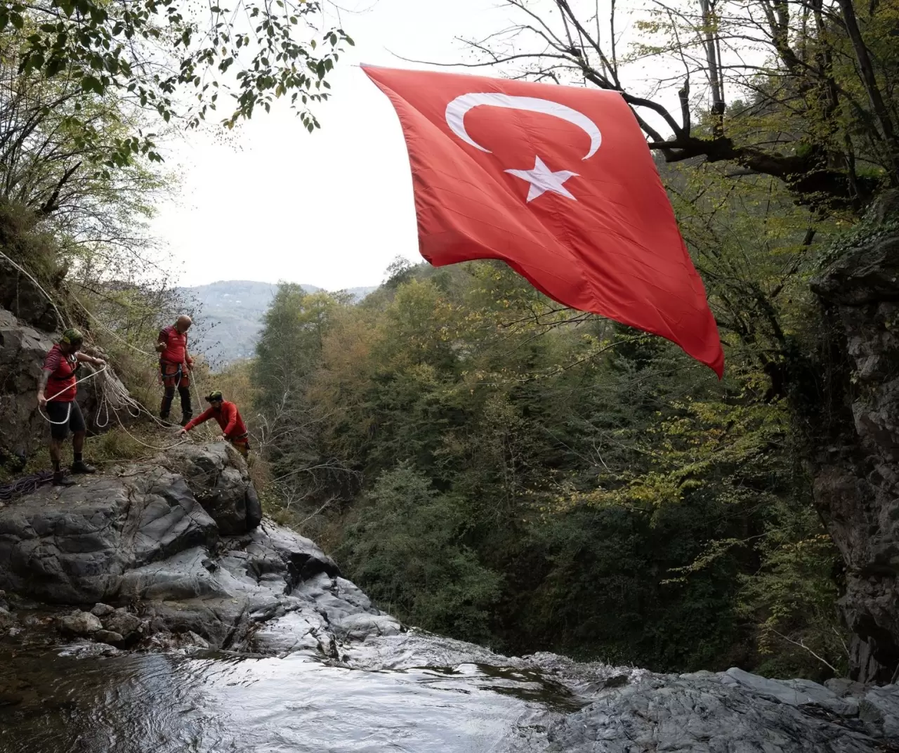 Cumhuriyet ruhu dağlarda: Giresunlu dağcılardan şelalede bayraklı kutlama! 10