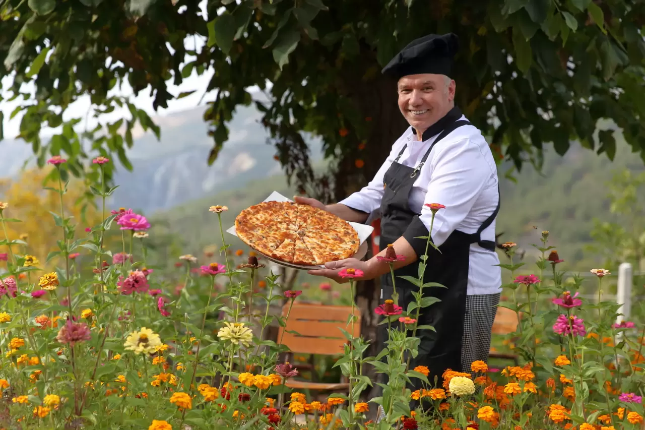 Köyüne pizzacı açtı şimdi talebe yetişmeye çalışıyor 1